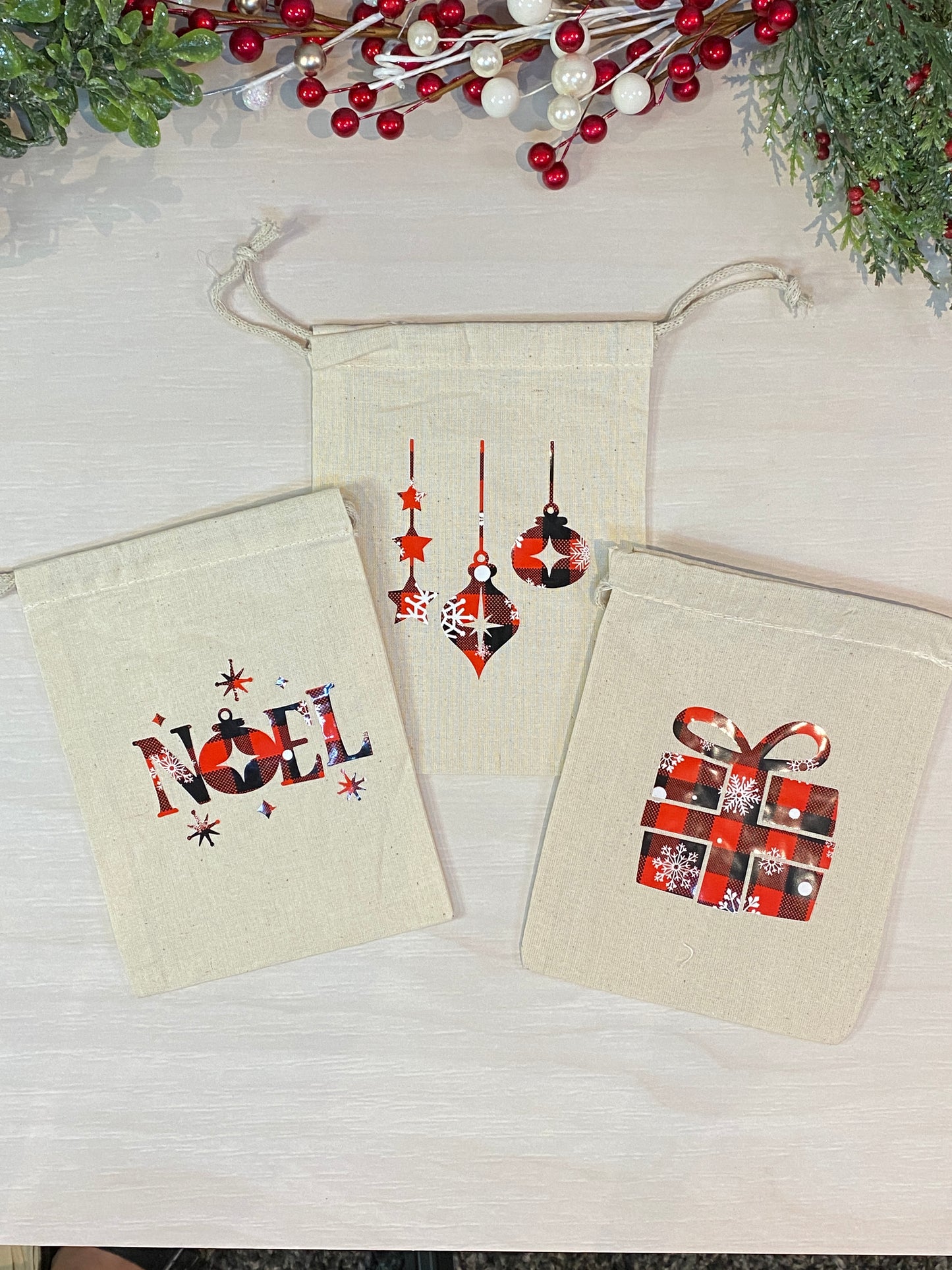 Sac cadeau réutilisable - motif de Noël rouge et noir avec flocons