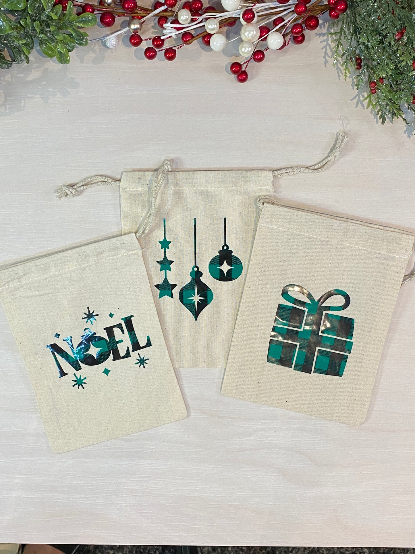 Sac cadeau réutilisable - motif de Noël vert et noir avec flocons