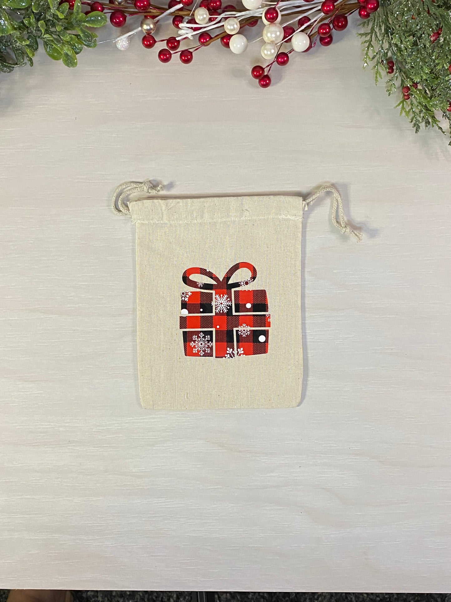 Sac cadeau réutilisable - motif de Noël rouge et noir avec flocons