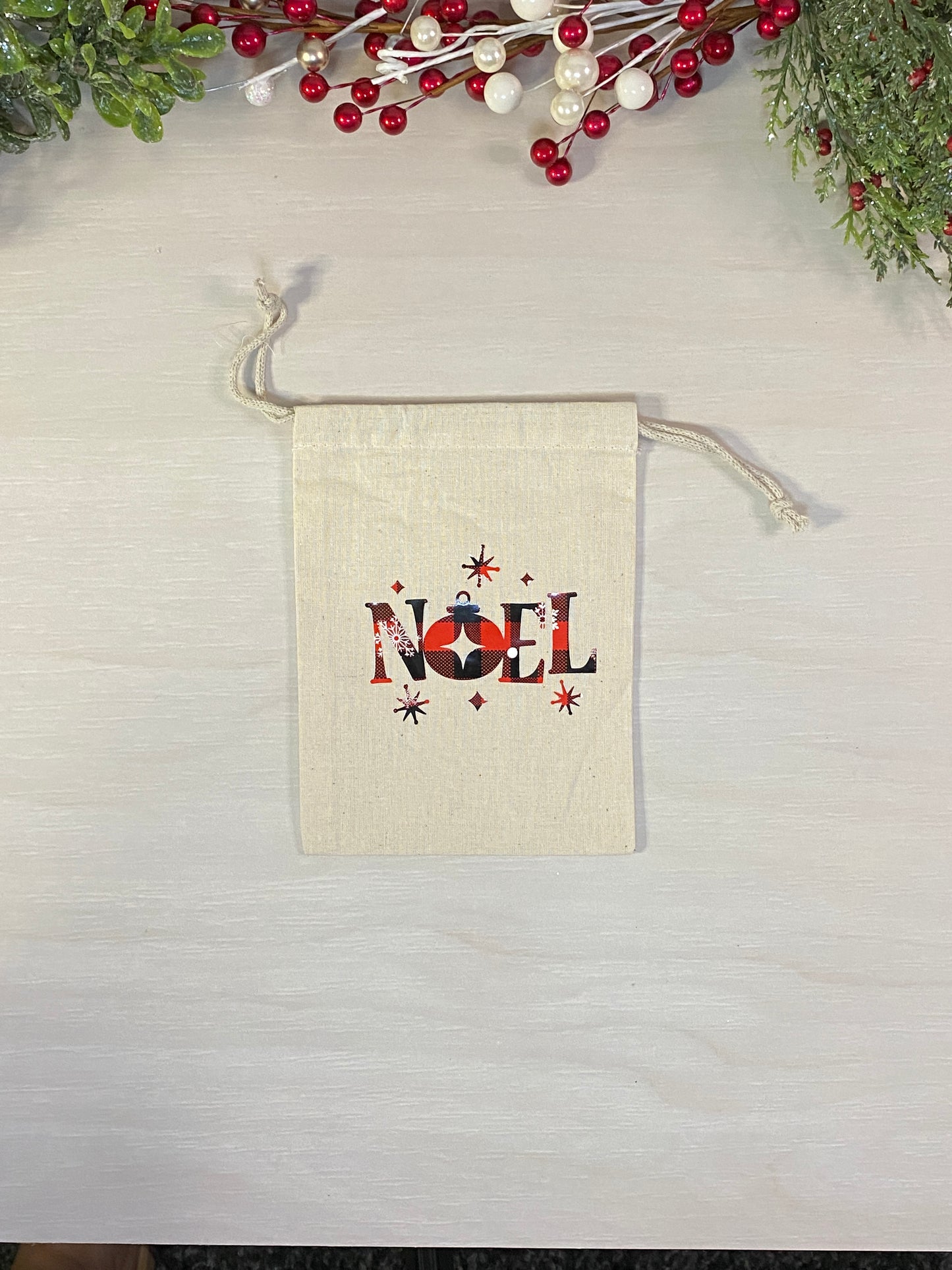 Sac cadeau réutilisable - motif de Noël rouge et noir avec flocons