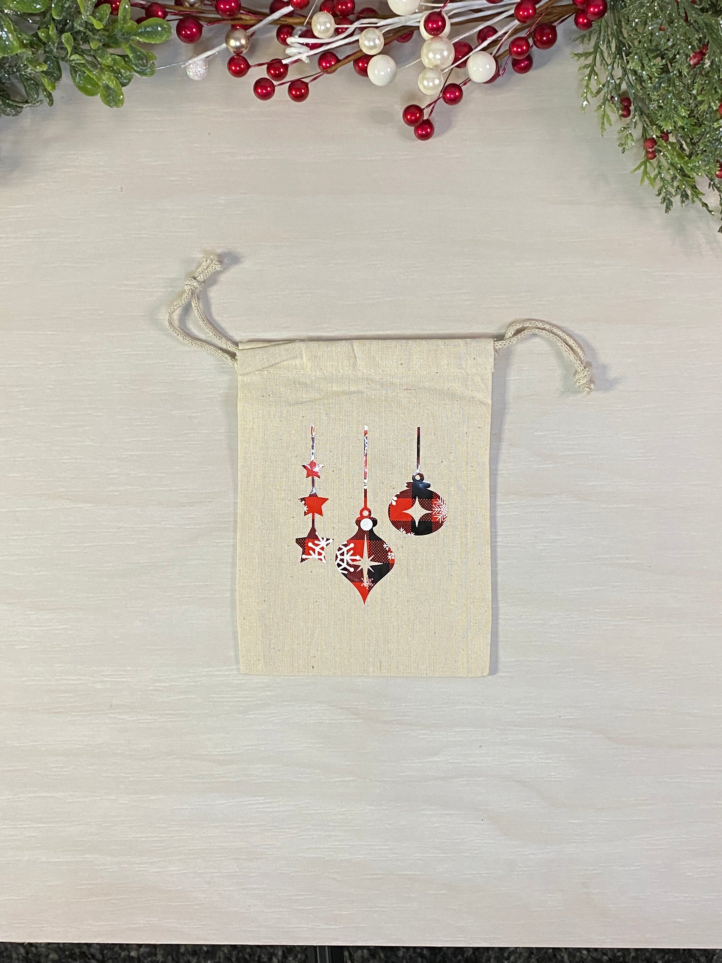 Sac cadeau réutilisable - motif de Noël rouge et noir avec flocons