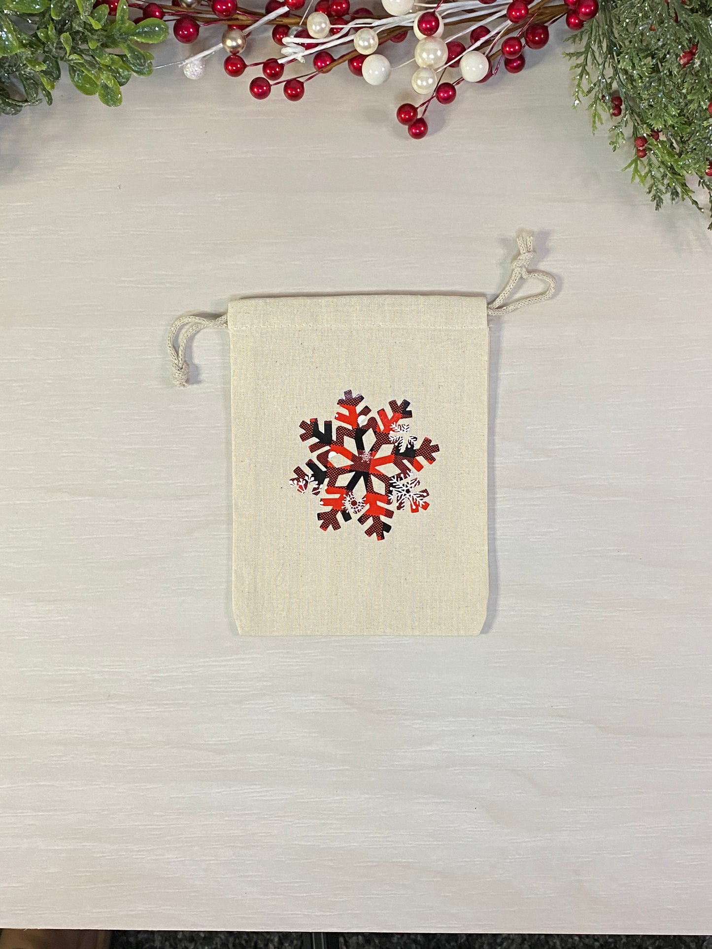 Sac cadeau réutilisable - motif de Noël rouge et noir avec flocons