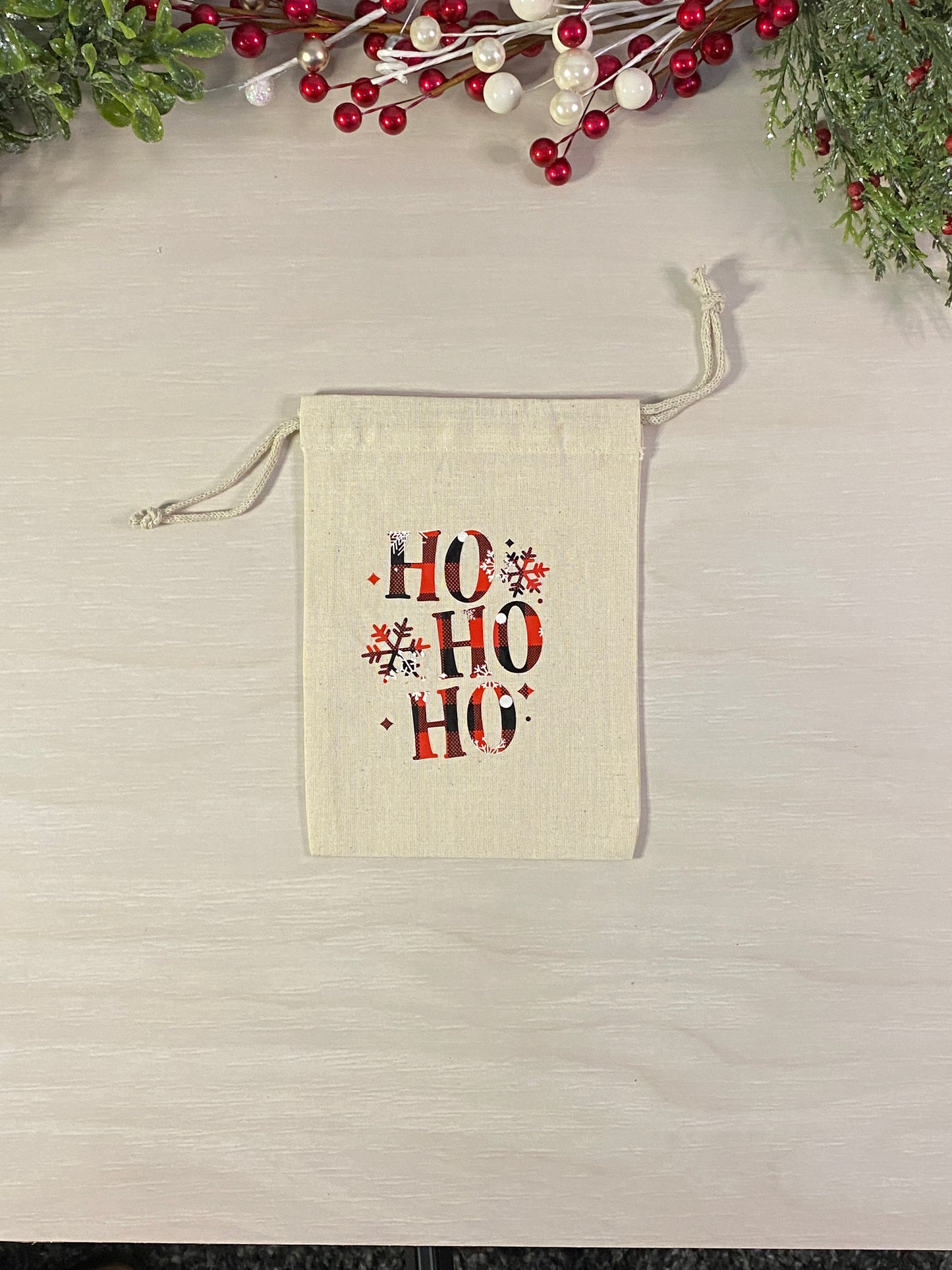 Sac cadeau réutilisable - motif de Noël rouge et noir avec flocons
