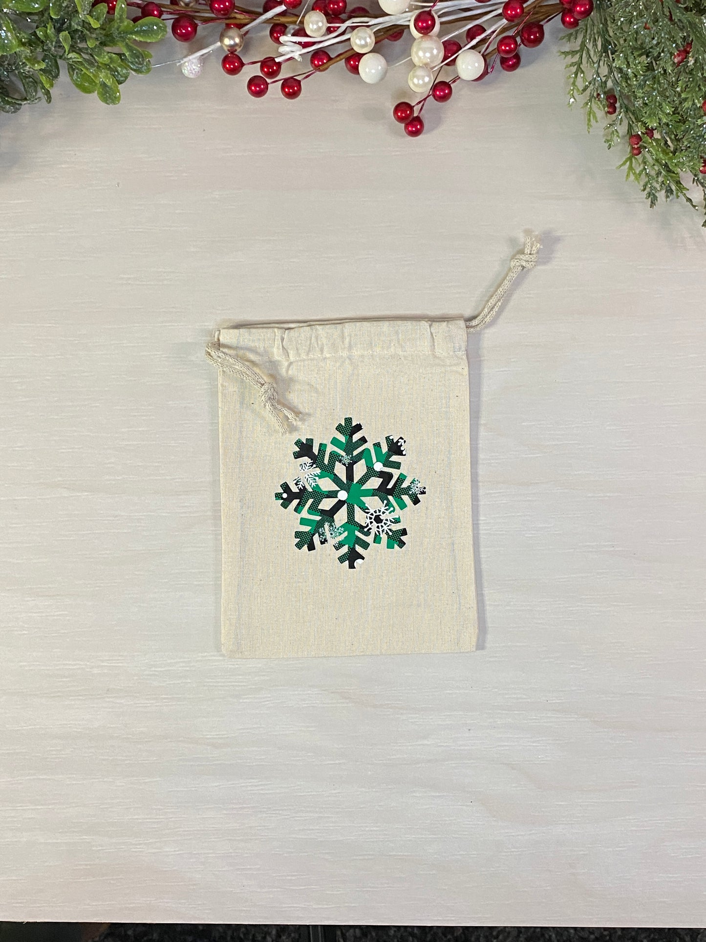 Sac cadeau réutilisable - motif de Noël vert et noir avec flocons